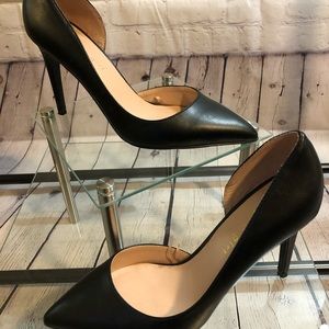 Steve Madden Black pumps w/low cut side